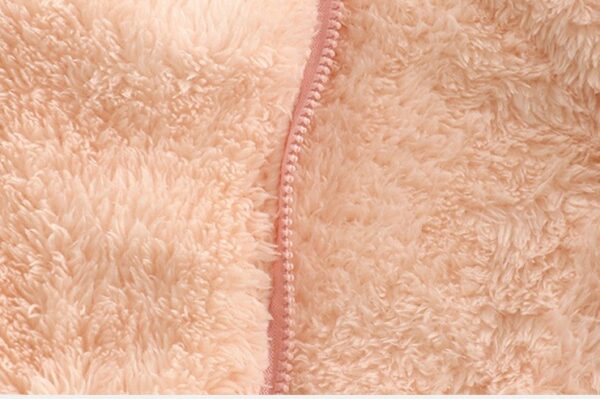 Chaqueta de polar con cierre y capucha, detalle del cierre