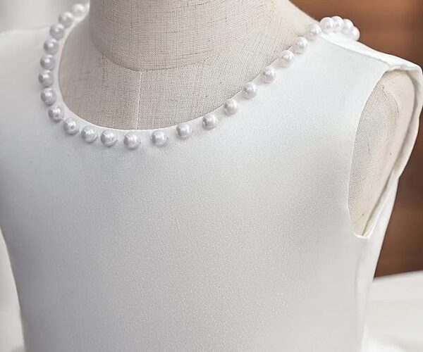 Vestido de fiesta con lazo y perlas