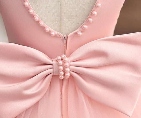 Vestido de fiesta con lazo y perlas