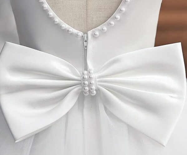 Vestido de fiesta con lazo y perlas