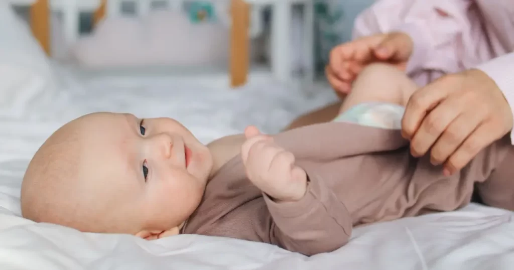¿Cuál es la ropa con cierre fácil para bebés pequeños, con broches y cremalleras?