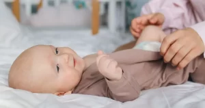 ¿Cuál es la ropa con cierre fácil para bebés pequeños, con broches y cremalleras?