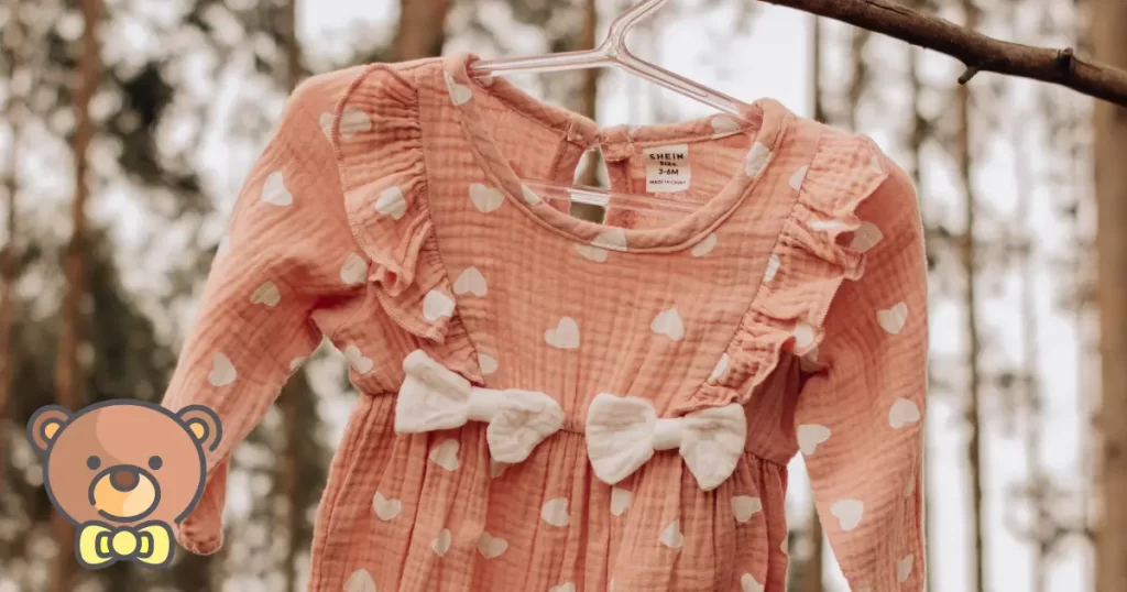 ¿Es seguro usar ropa con lazos o botones en bebés?